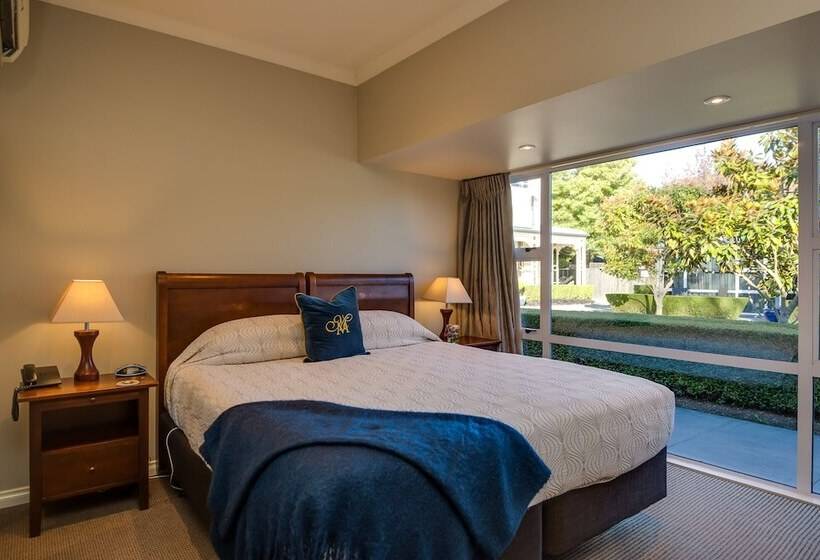 수피리어 스튜디오, Merivale Manor