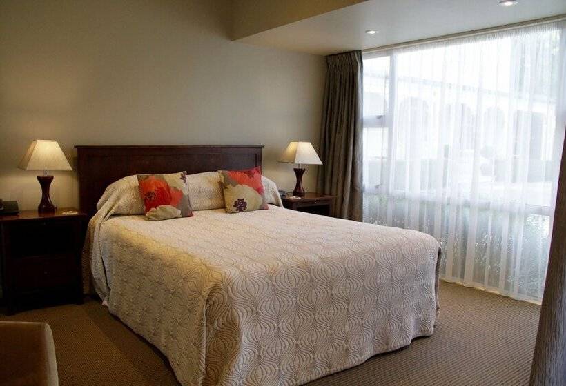 إستوديو سوبيريور, Merivale Manor