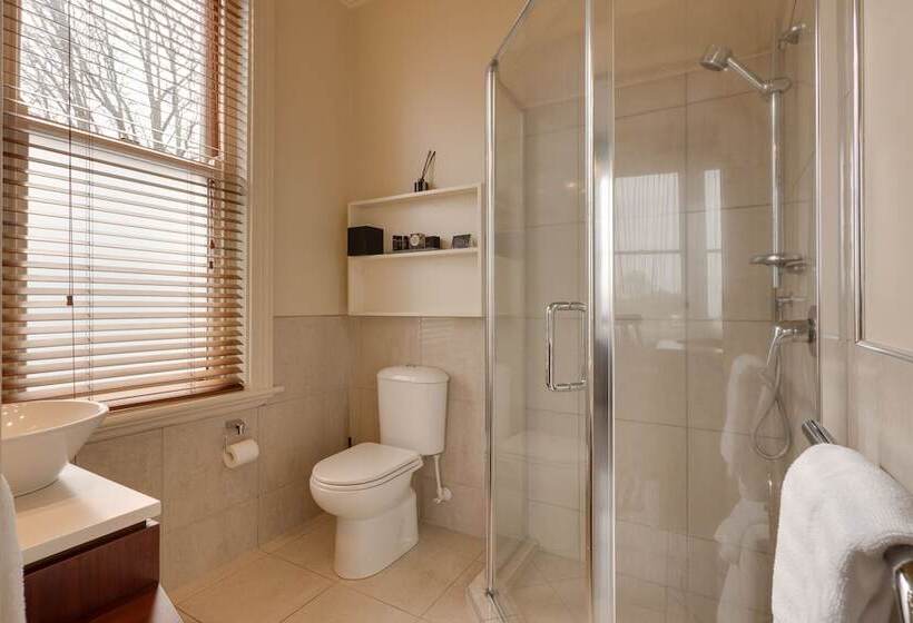 스탠다드 스튜디오, Merivale Manor