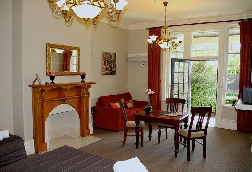 패밀리 스튜디오, Merivale Manor