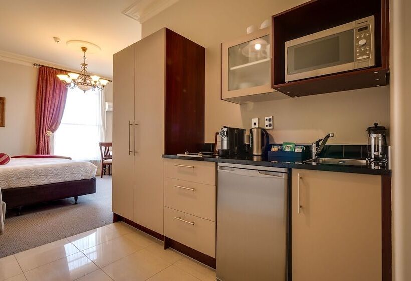 إستديو عائلى, Merivale Manor