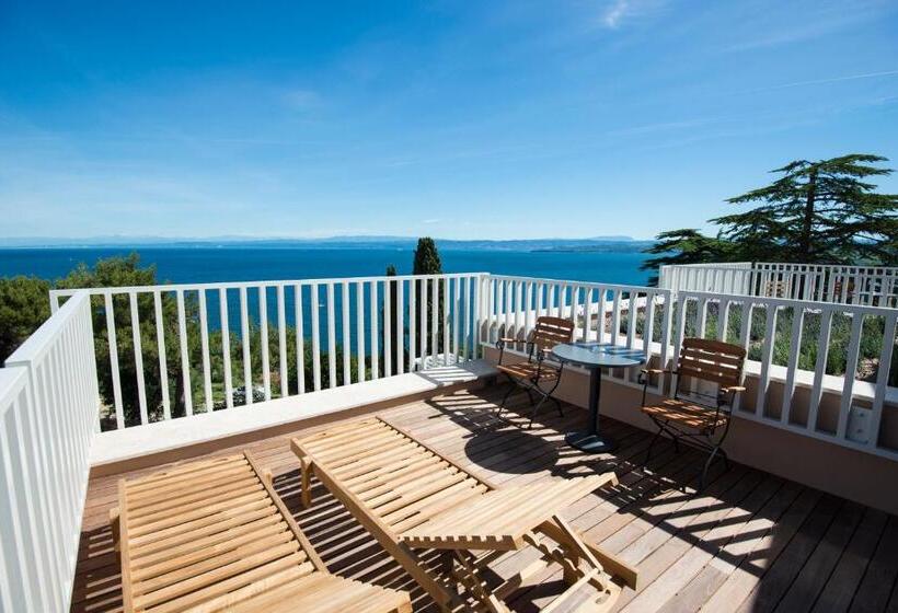 سوییت جونیور با چشم‌انداز دریا, Cliff Belvedere