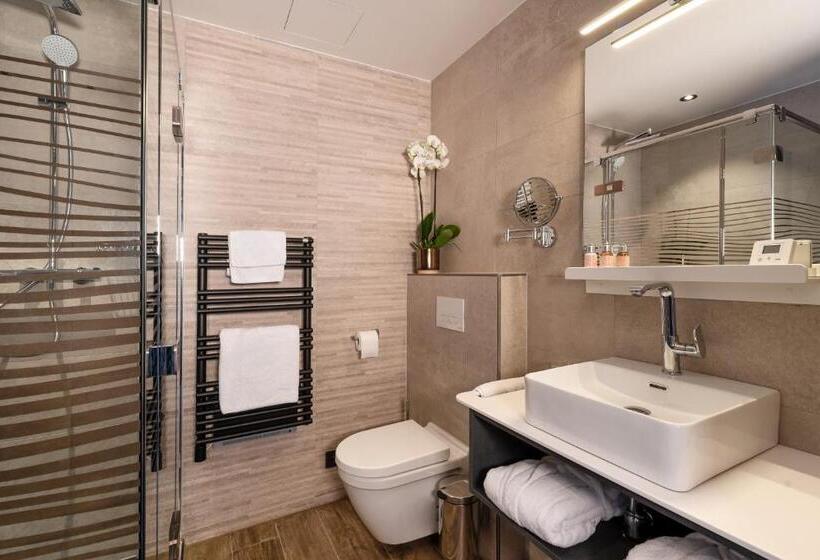 带大床的标准间, Golden Lakes