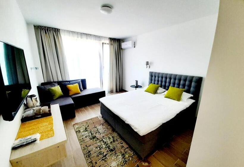 חדר סופריור, Adriano Pe Plaja Belona