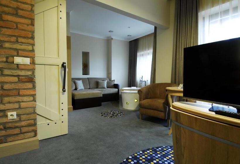 סוויטת ג'וניור עם מרפסת, Crocus Gere Bor Hotel Resort & Wine Spa