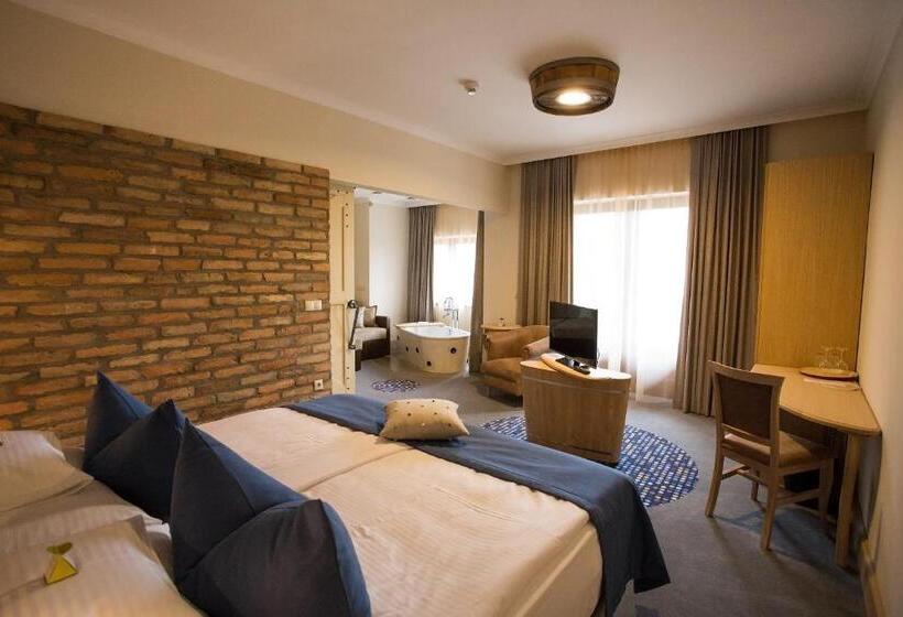 סוויטת ג'וניור עם מרפסת, Crocus Gere Bor Hotel Resort & Wine Spa