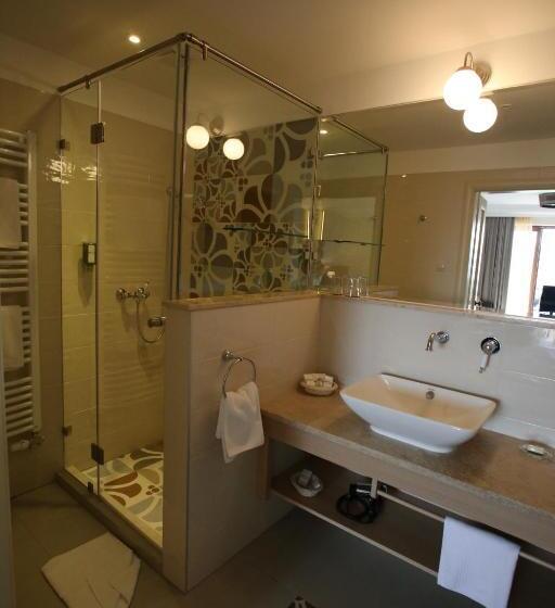 סוויטת ג'וניור עם מרפסת, Crocus Gere Bor Hotel Resort & Wine Spa