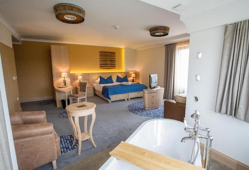 סוויטת ג'וניור עם מרפסת, Crocus Gere Bor Hotel Resort & Wine Spa