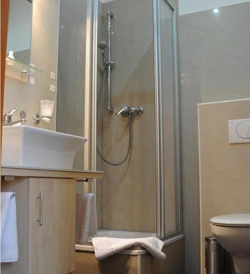 スタンダードトリプルルーム, Atlas Halle