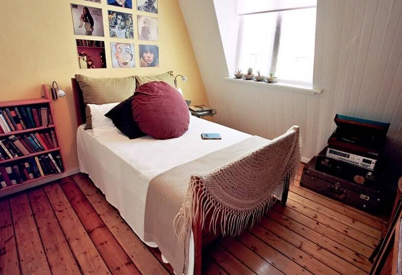 اتاق استاندارد, Daddy Long Legs Art