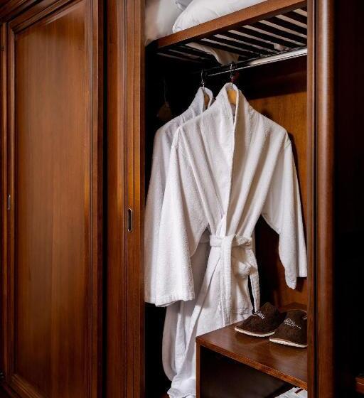 발코니가 있는 스위트, International