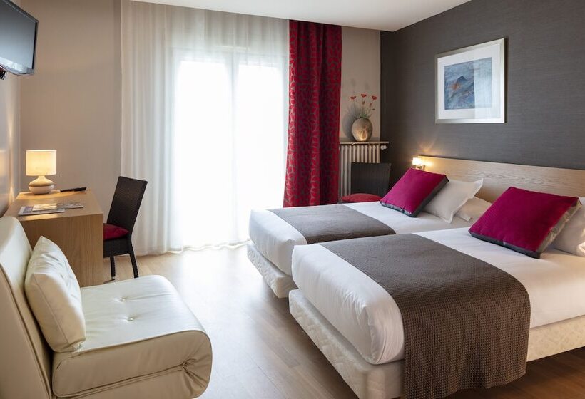 غرفة قياسية ثلاثية, La Chaumiere