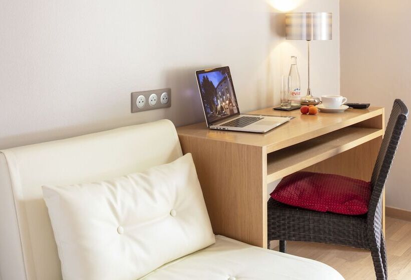 غرفة قياسية ثلاثية, La Chaumiere