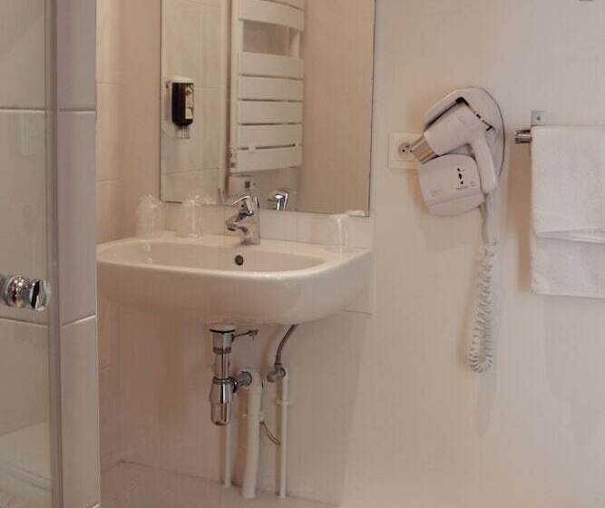 标准三人间, Le Gouverneur