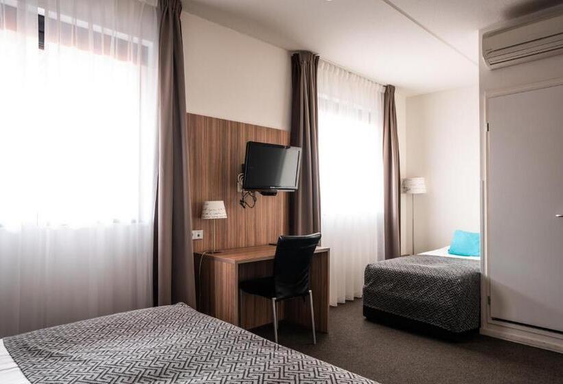 חדר סטנדרט לשלושה, Martini