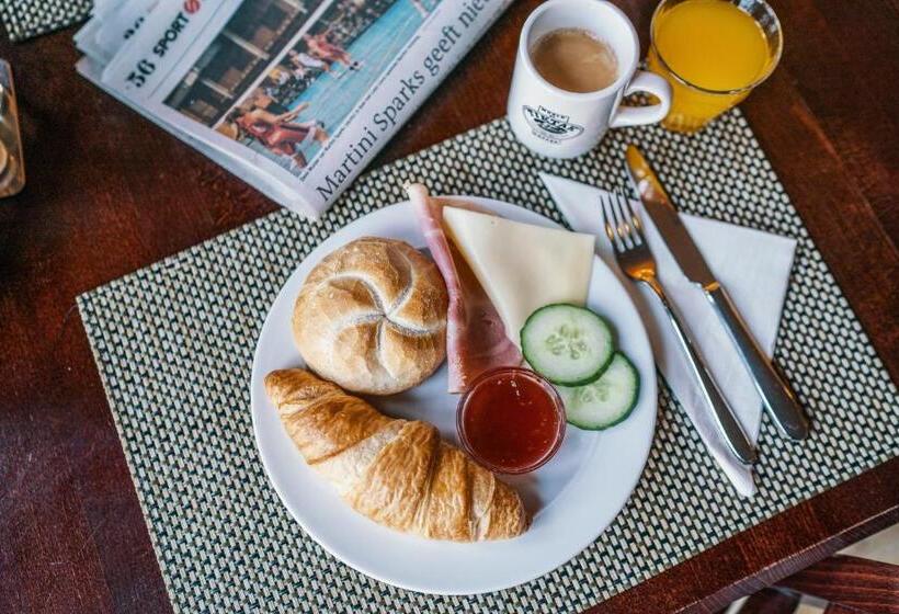 חדר סטנדרט לשלושה, Martini