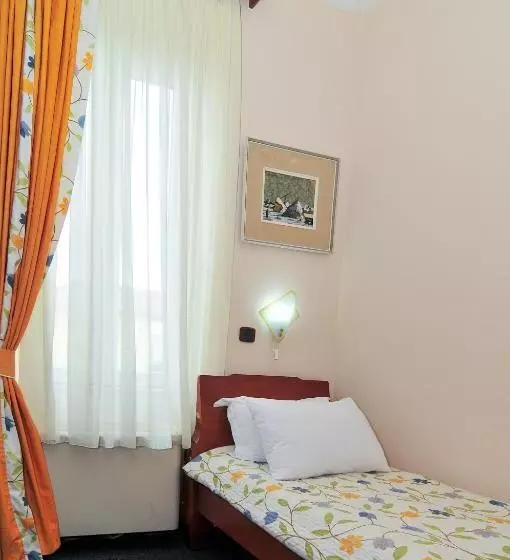 اتاق استاندارد یک نفره, Montenegrino