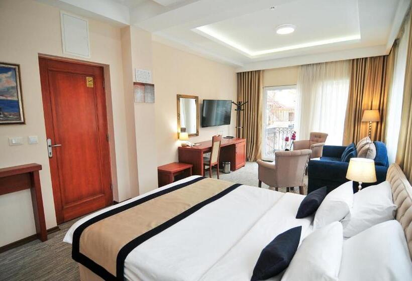 استودیو استاندارد با بالکن, Montenegrino