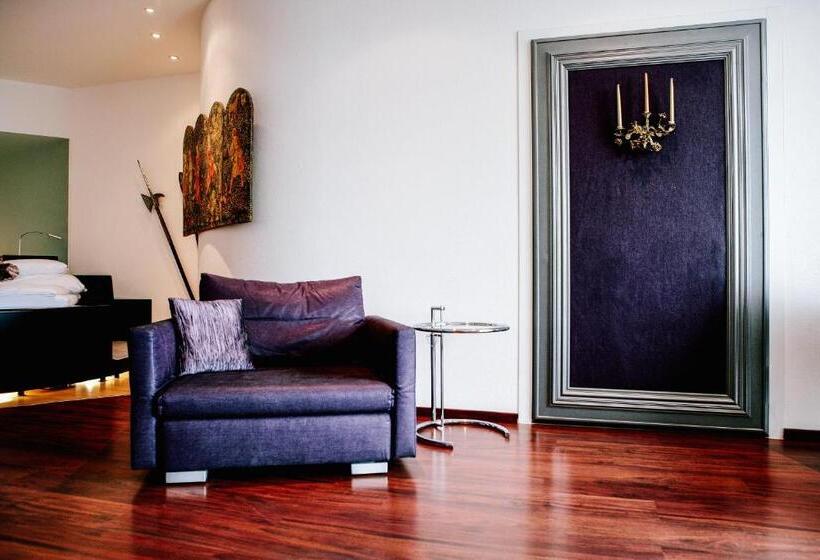 סוויטת סניור, Murtenhof & Krone