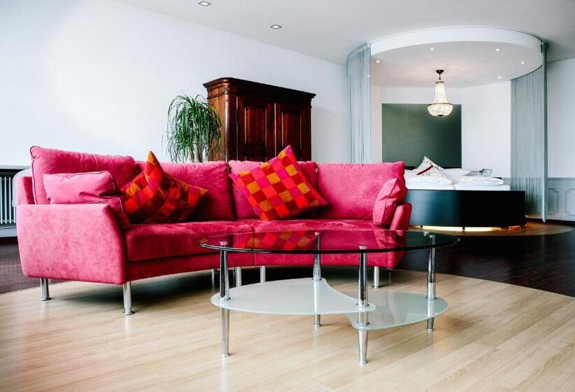 סוויטת סניור, Murtenhof & Krone