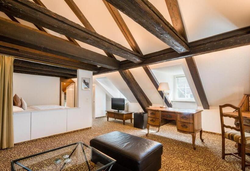 סוויטת ג'וניור, Murtenhof & Krone