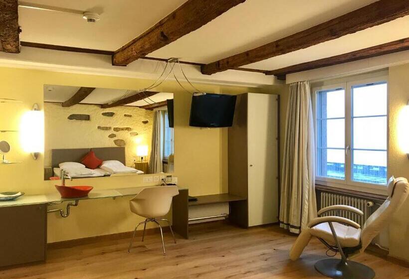 חדר סטנדרט לשלושה, Murtenhof & Krone