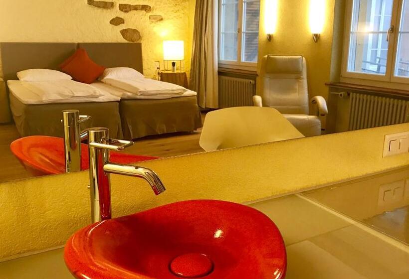 חדר סטנדרט לשלושה, Murtenhof & Krone