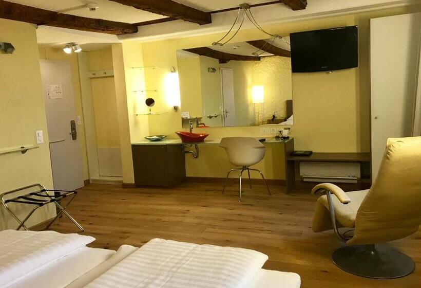 חדר סטנדרט לשלושה, Murtenhof & Krone