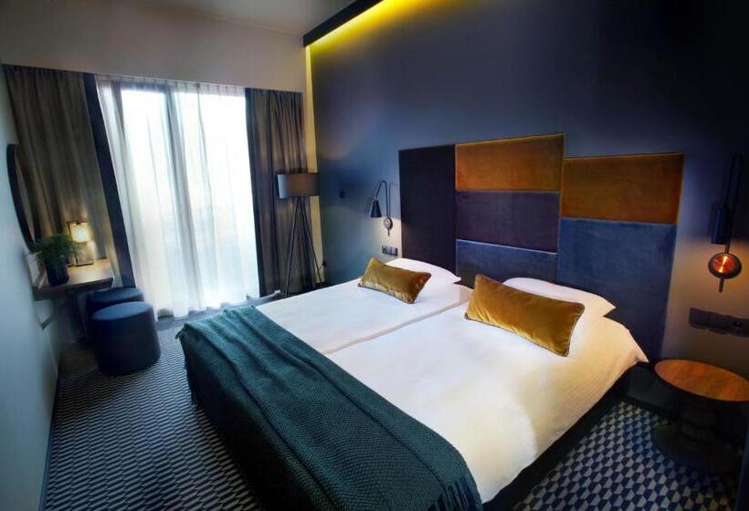 חדר סטנדרט, Remes