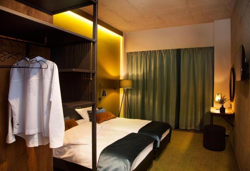 חדר סטנדרט, Remes