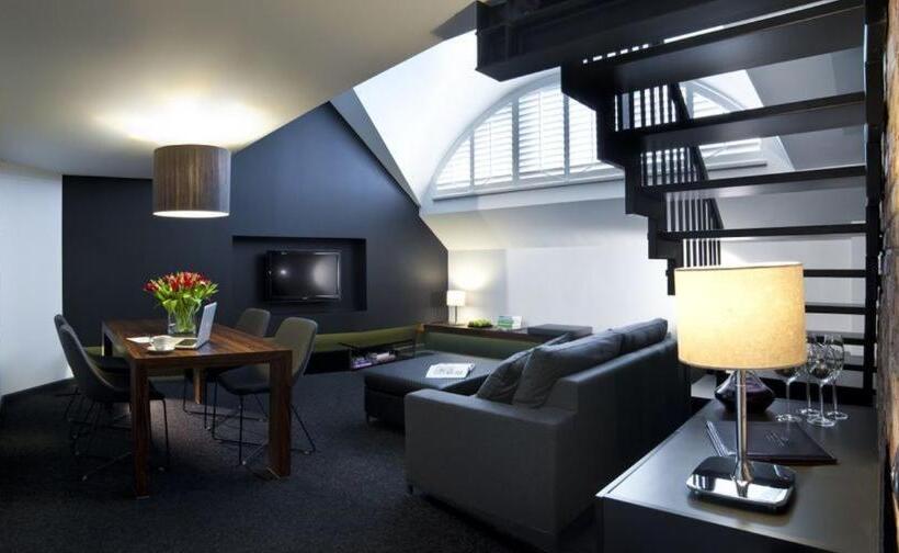 דירת חדר עם טרסה, Remes