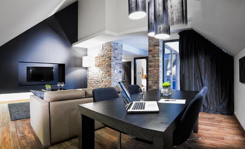 דירת חדר עם טרסה, Remes