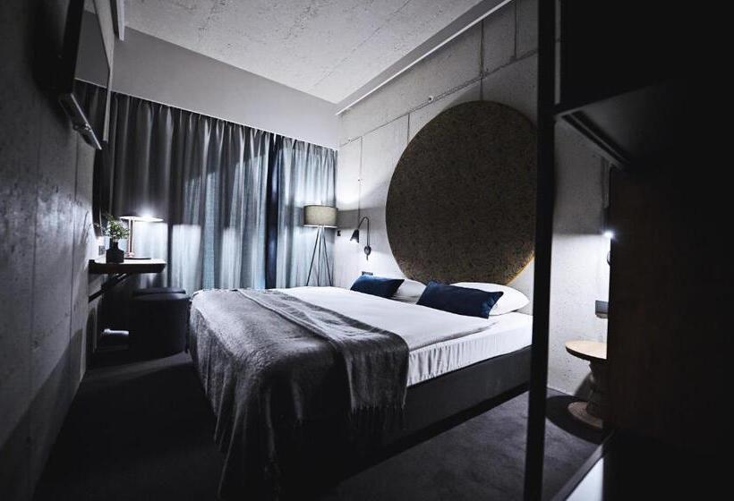 חדר סטנדרט יחיד, Remes