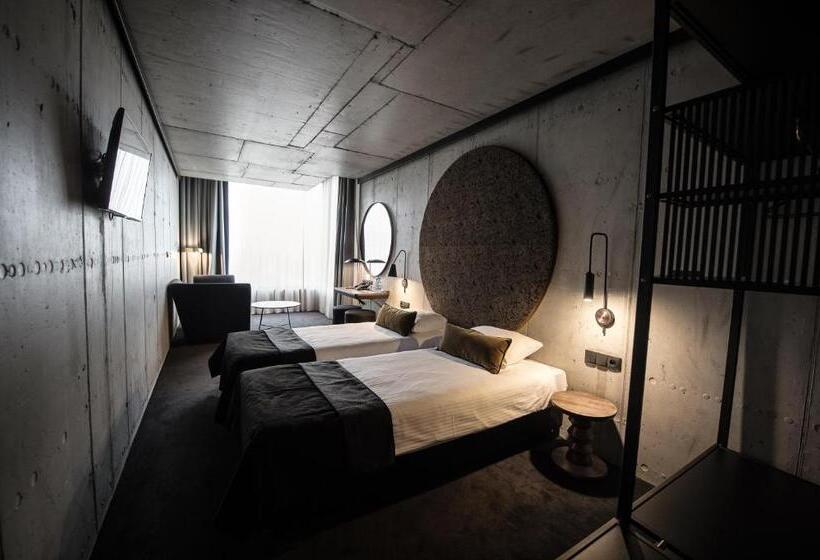 חדר סטנדרט יחיד, Remes