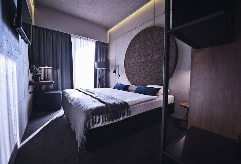 חדר סטנדרט יחיד, Remes