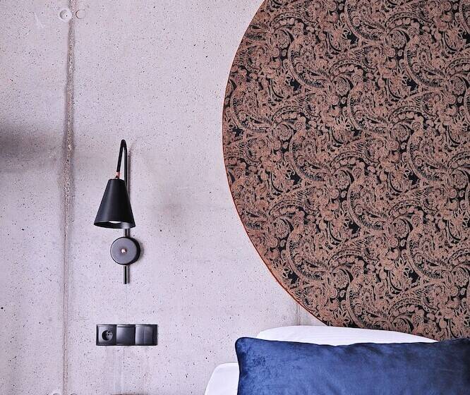 חדר סטנדרט, Remes