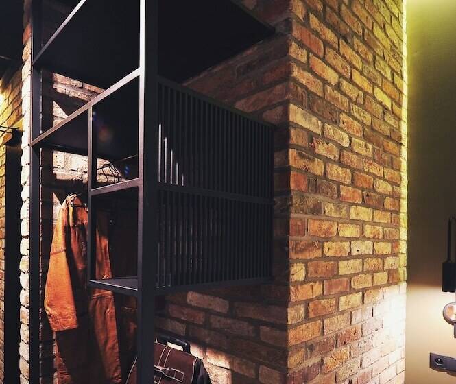 חדר סטנדרט, Remes