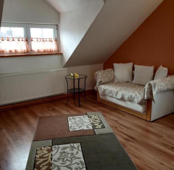 جناح جونيور, Penzion Villa Marion