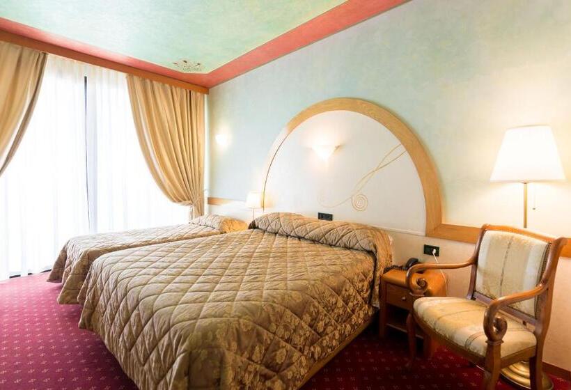 高级三人间, Aquila D Oro Desenzano