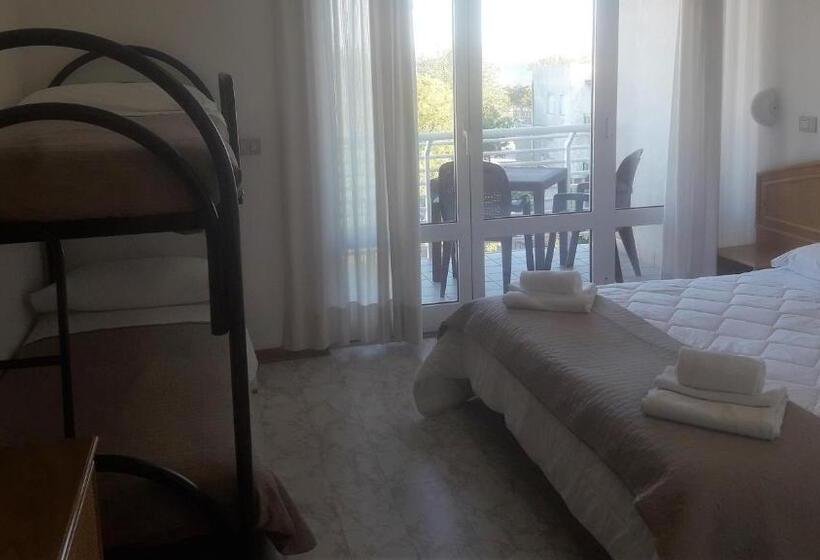 4 Bett Standardzimmer, Capri