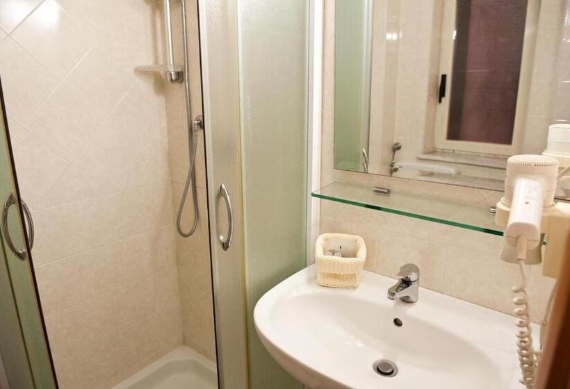 חדר דלוקס, Capys