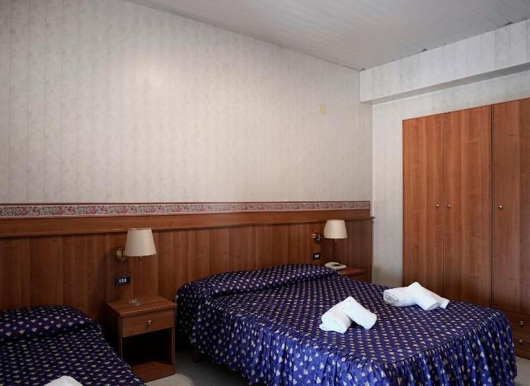 חדר סופריור לשלושה, Capys