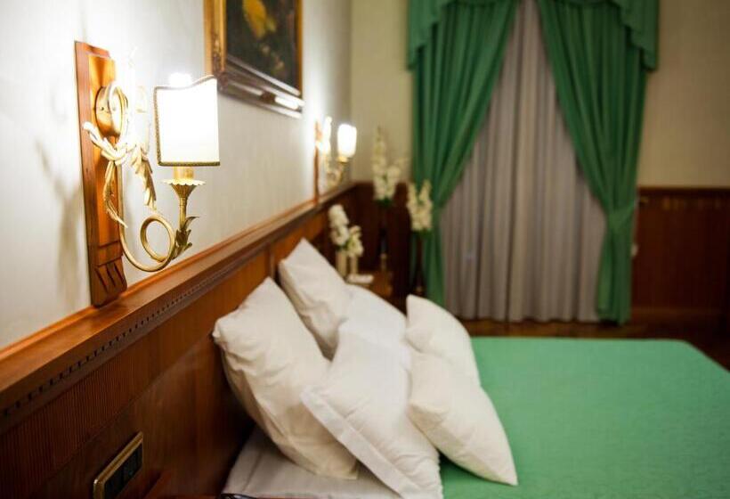 חדר סטנדרט לארבעה, Capys