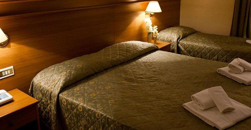 חדר סטנדרט לשלושה, Capys