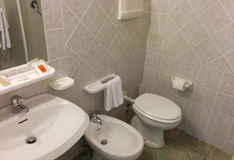 غرفة قياسية رباعية, Cavour