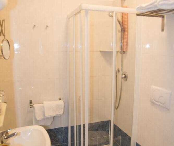 غرفة قياسية ثلاثية, Delle Mimose