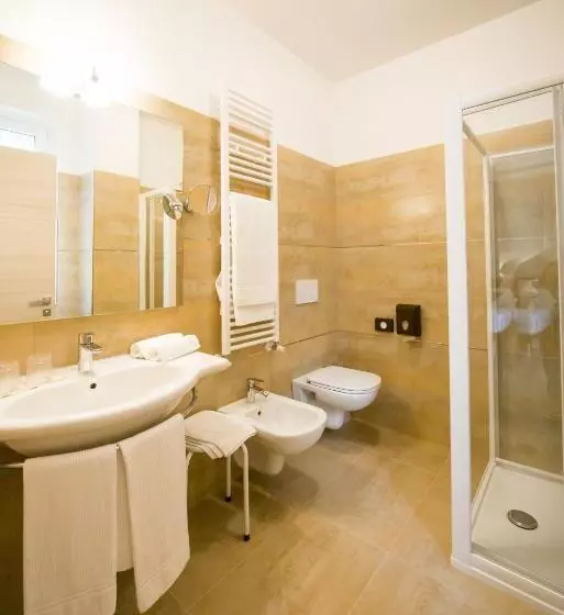 Deluxe Kolmen Hengen Huone, Eden Garda