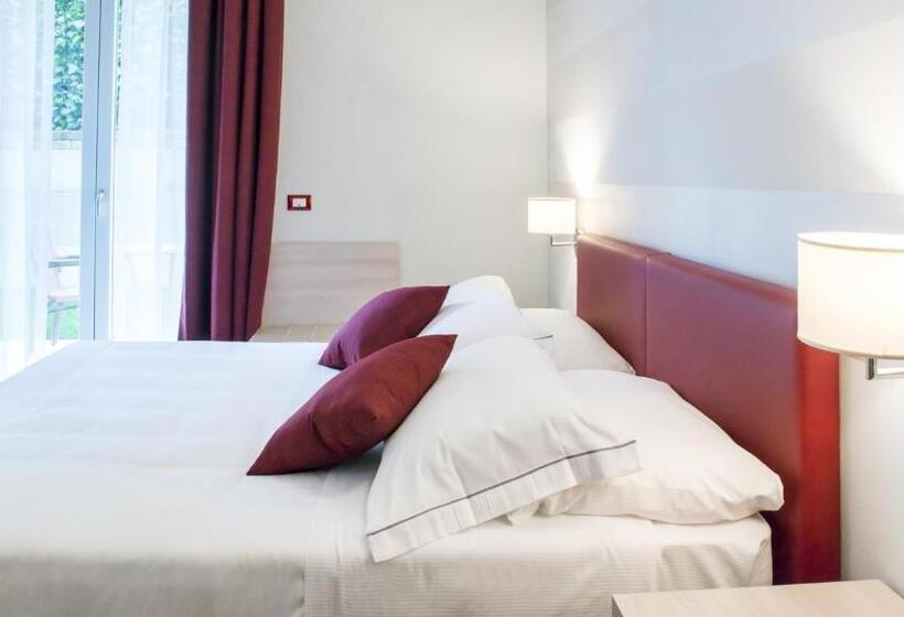 豪华三人间, Eden Garda