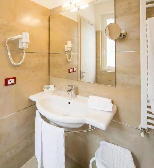 Deluxe Neljän Hengen Huone, Eden Garda