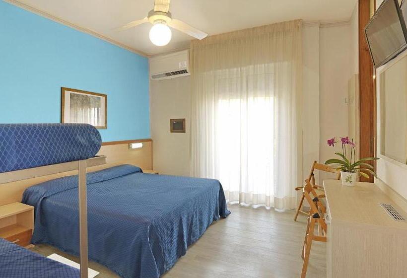 اتاق استاندارد چهارنفره با چشم‌انداز جانبی دریا, La Brezza Frontemare